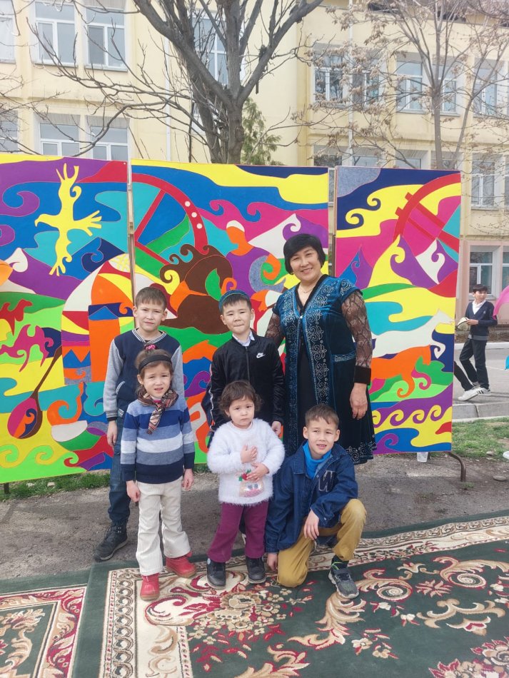 "НҰР СЕБЕЛЕ, ҰЛЫСТЫҢ ҰЛЫ КҮНІ" тақырыбы аясында өткен қолөнер көрмесі